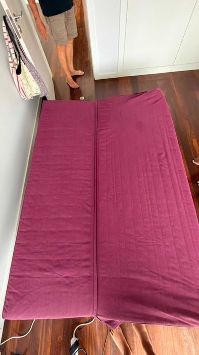 Sofá-cama de 2 lugares (casal) em bom estado , com capa.