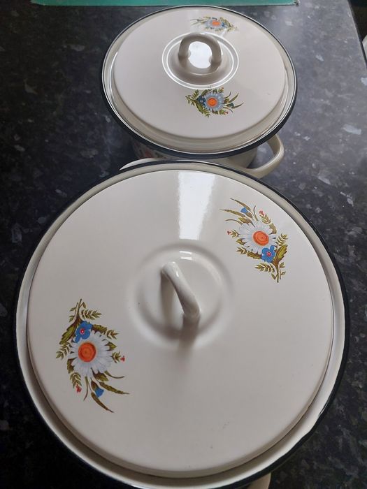 Кастрюли эмалированные и дуршлаг новые