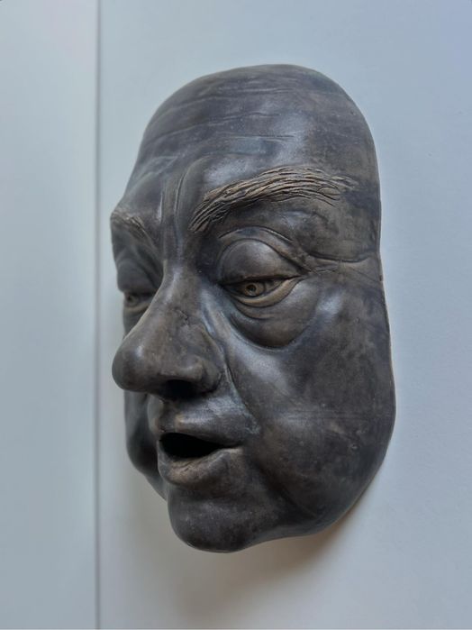 Escultura de parede em grés