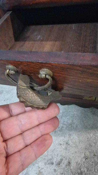 Móvel oriental em madeira c/ ferragens em latão — 64x51x32