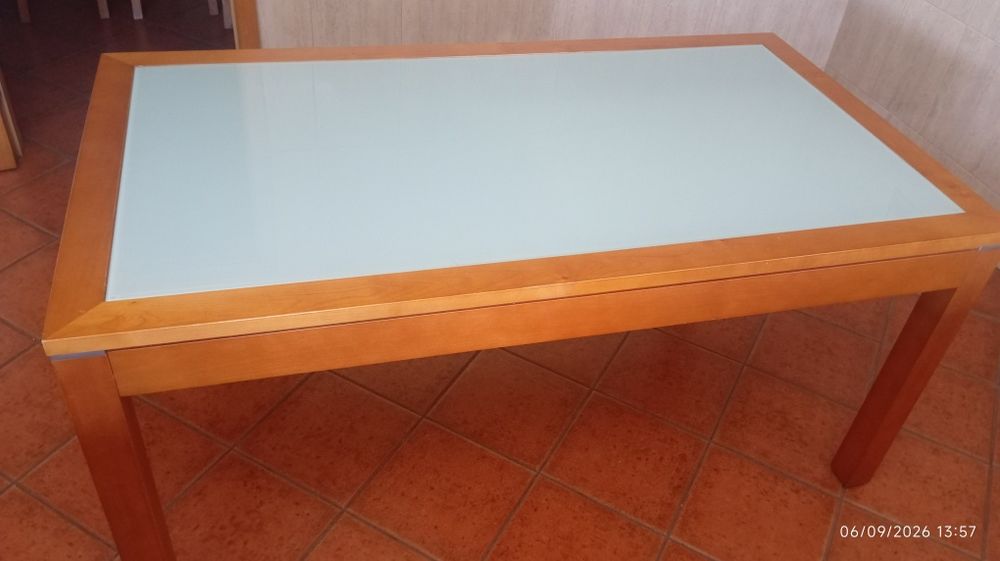 Mesa de vidro e madeira