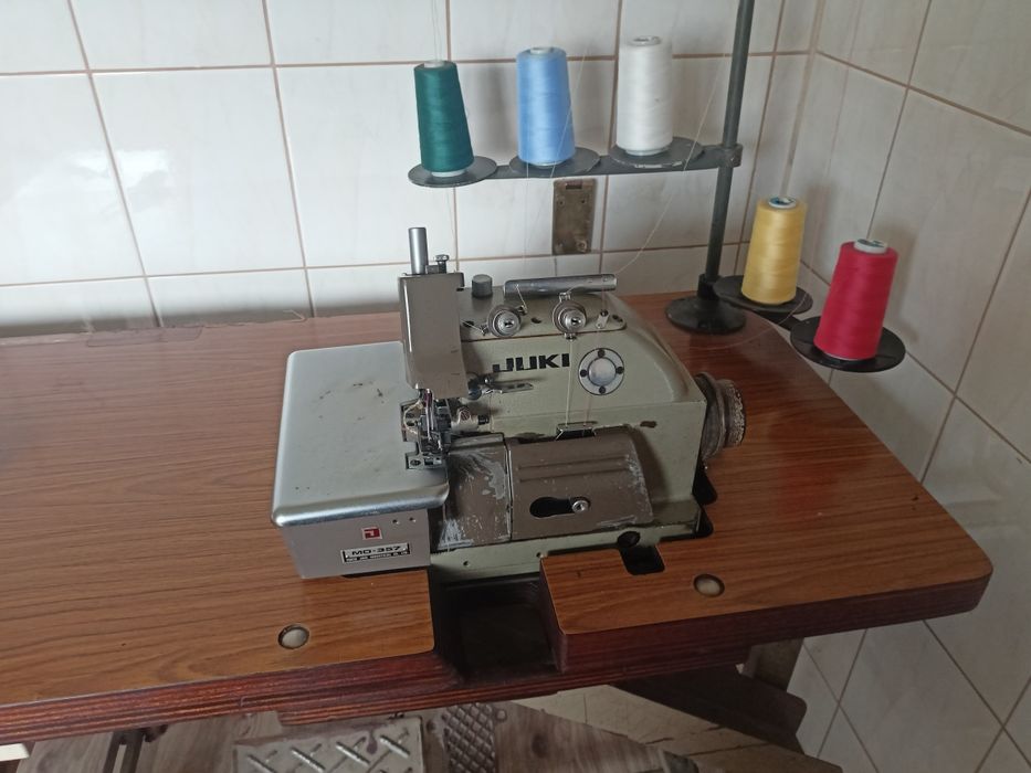 Przemysłowy owerlok pięcio nitkowy uki.