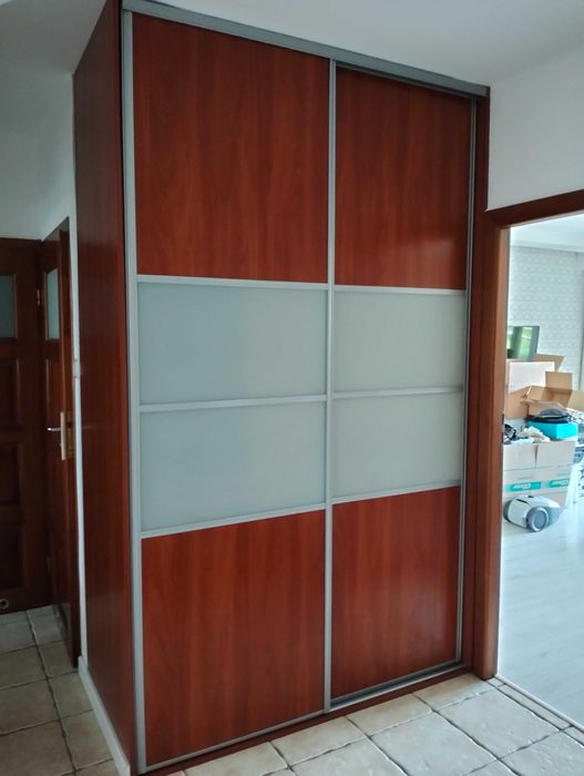 Sprzedam szafę z przesuwnymi drzwiami 150x260