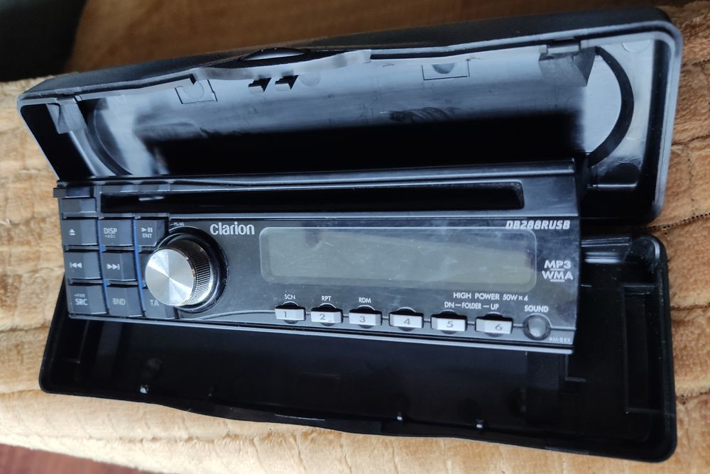 Panel radia CLARION DB288RUSB