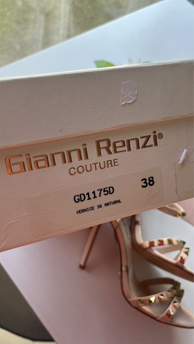 Gianni Renzi Couture vernice natural 38 sandały z ćwiekami na szpilce