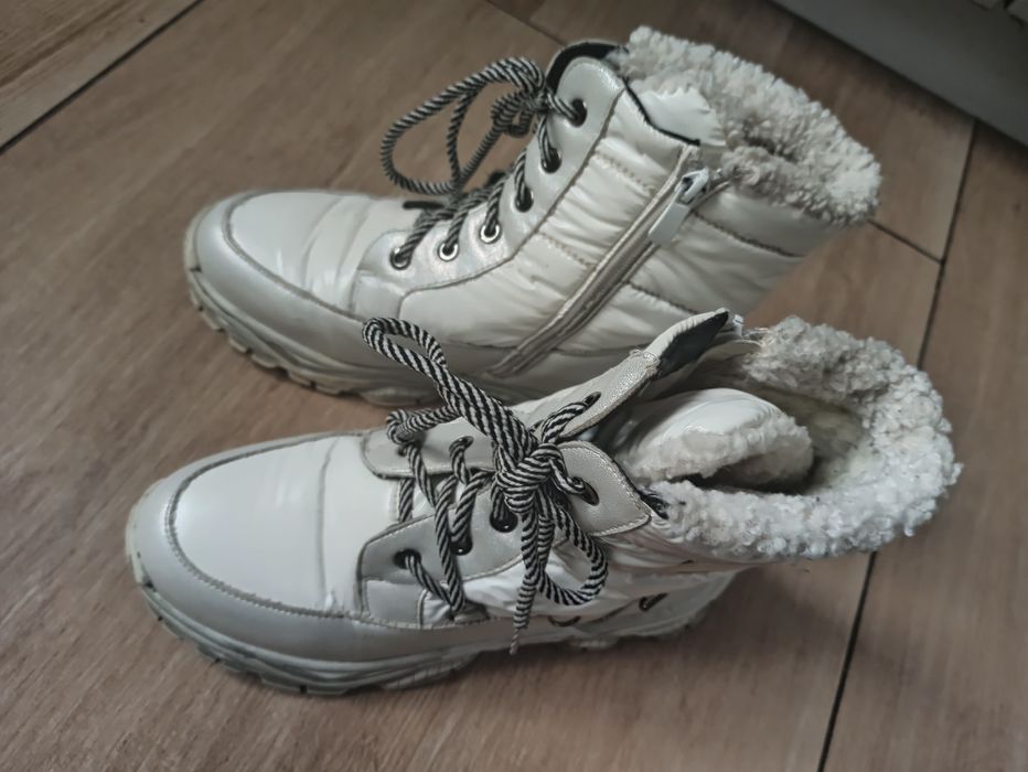 Зимові ботінки на дівчинку р. 36 (23 см. устілка) в гарному станв