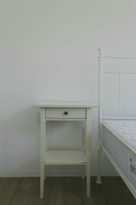 Cama ferro branca e mesinhas