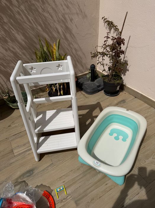 Conjunto para bebe : banheira portatil e escadote de atividades