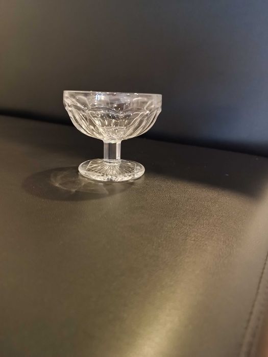 Recheio de restauração. Taças, pratos, jarra, caneca de cerveja