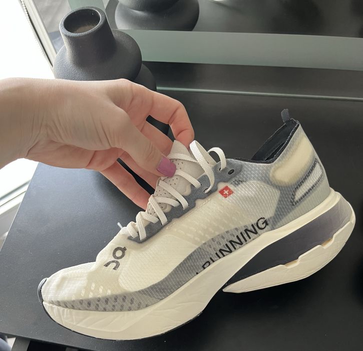 Бігові кросівки бренду On Running