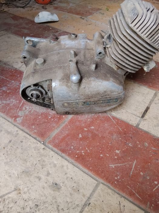 Mota desmontada para paças
