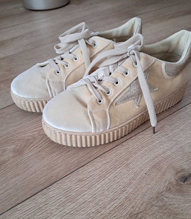 Sneakersy na platformie