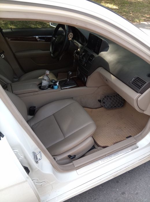 MERCEDES-BENZ C 300 2011 VIN WDDGF8BB5BR182132 фото оголошення 8 з 13