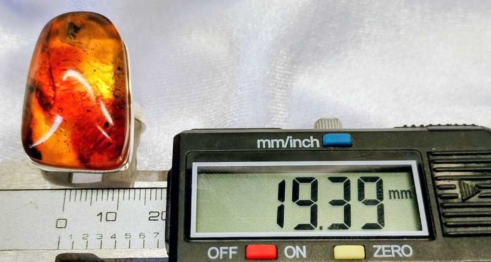 Srebrny pierścionek z bursztynem