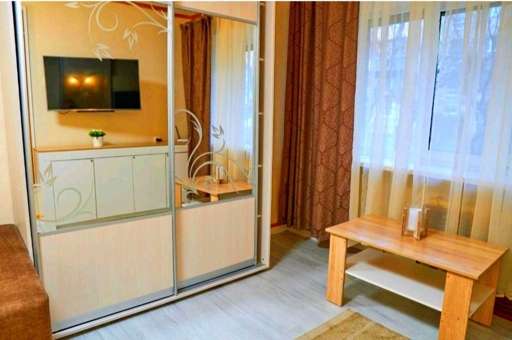 Квартира Центр Сахарова на 1 поверсі! Жалюзі на вікнах!