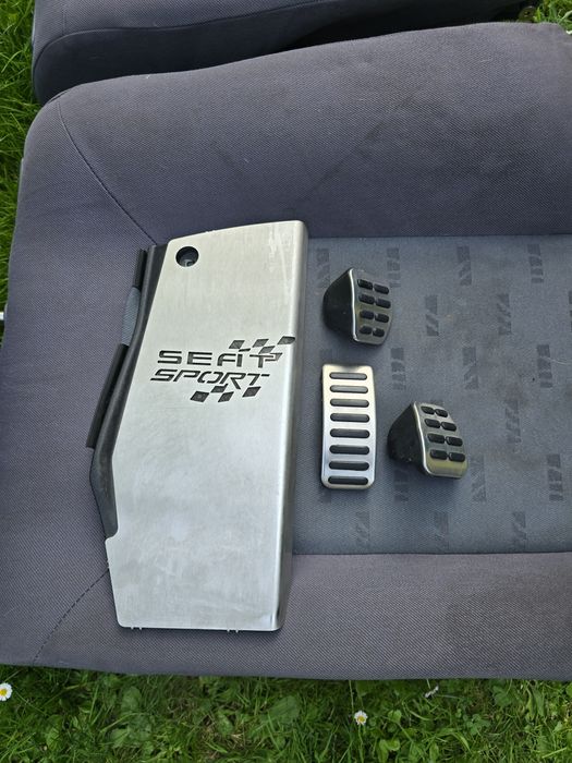 Seat Leon 1m podstopnica z nakładkami na pedały