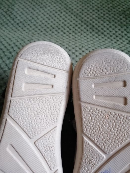 Sandały płaskie z cekinami