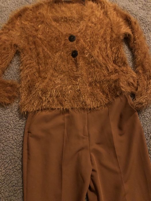 Calças largas  bolsos laterais e casaco com pelo