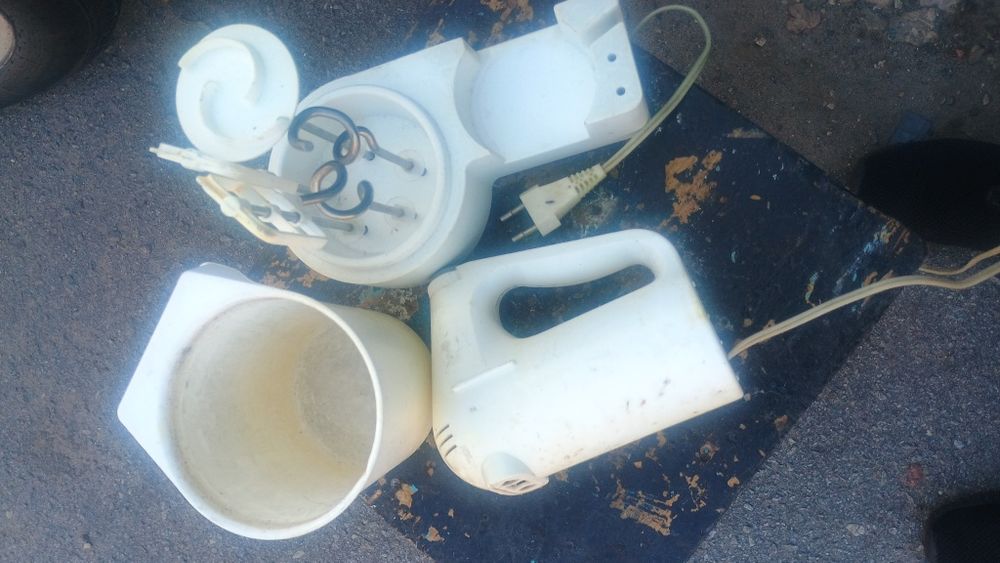 Міксер з насадками, підставкою та чашою. Працює.