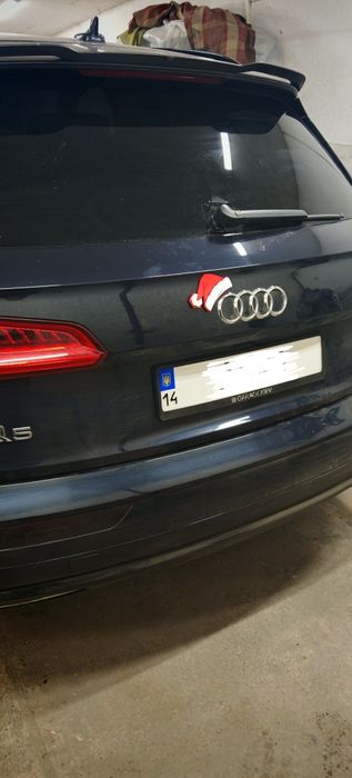 Шапочка деда мороза на лого автомобиля Новый год