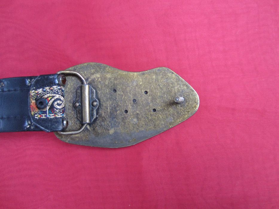 Женский пояс с бляхой, украшенной "драгоценными" камнями, недорого