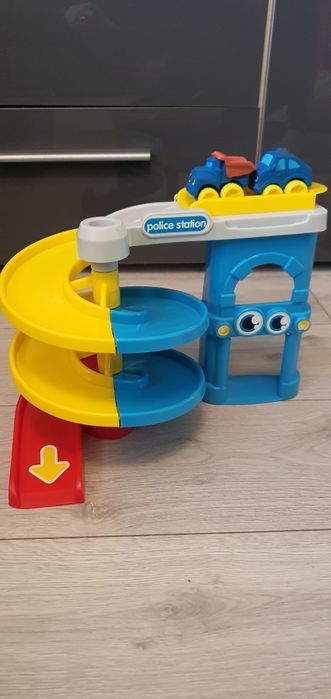 Zjeżdżalnia garażowa postarunrk policji