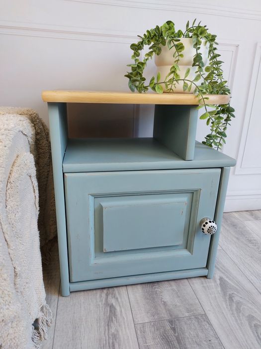 Drewniana niebieska błękitna szafka nocna