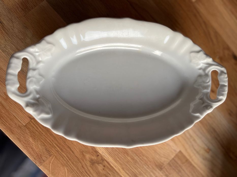 Półmisek biały z reliefem