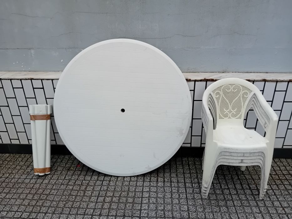 Conjunto mesa + cadeiras plasticas / plastico / PVC