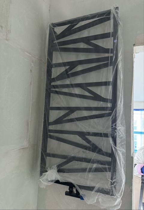 Nowy czarny grzejnik