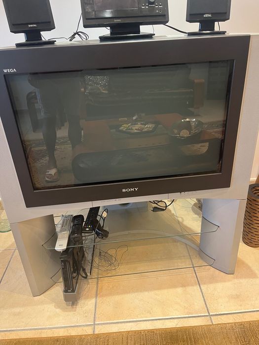 TV Sony WEGA grande móvel original Sony | 150 € | Chaves  Vendo televisão Sony WEGA de grandes dimensões, com móvel/suporte original Sonyincluído