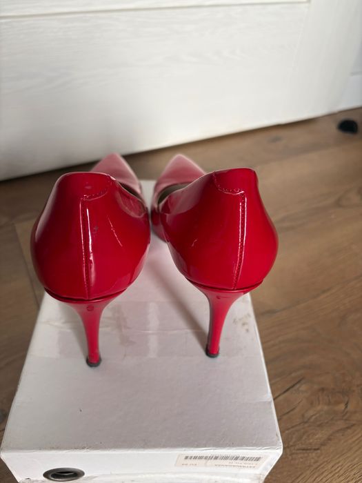 Czerwone buty damskie - szpilki Gino Rossi