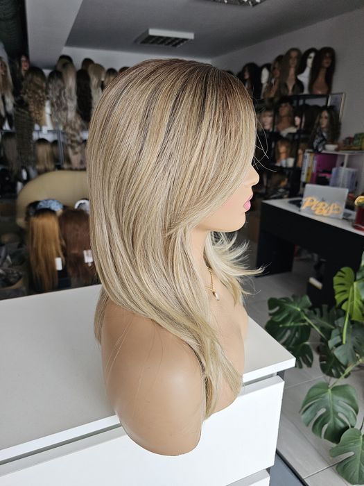 Peruka Premium Kim średnia piaskowo beżowy blond  naturalny efekt