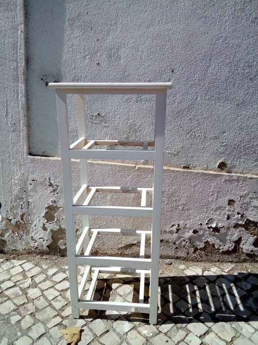Móvel em madeira, em bom estado