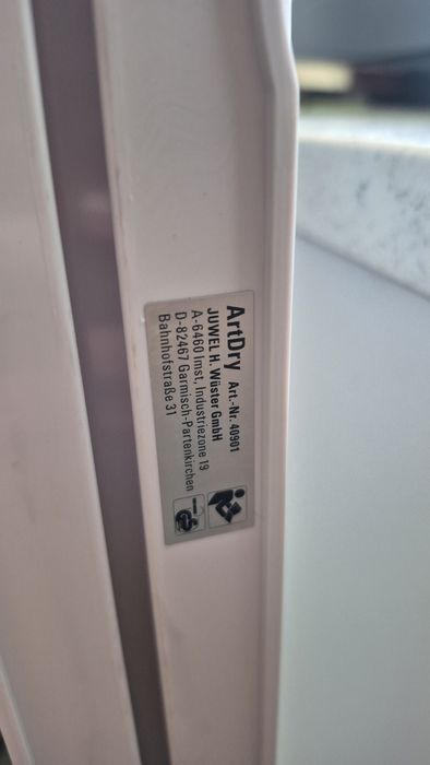 Nowa suszarka ścienna na pranie