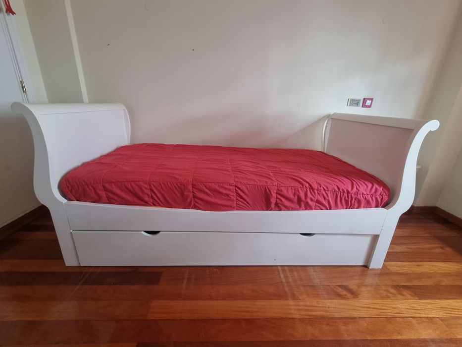 Cama de solteiro madeira lacada