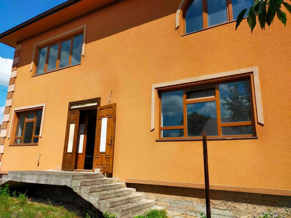 Продається двоповерховий житловий будинок