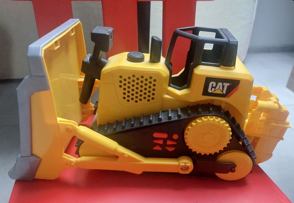 Spychacz Cat gra,świeci