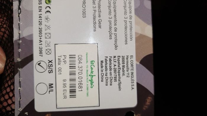 Patins em linha de menina com equipamento proteção