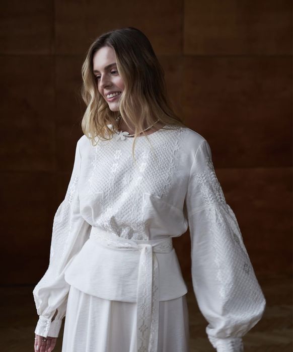 Продаж вишитої сукні