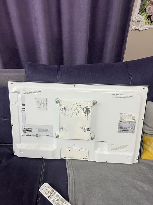 Телевизор samsung белый, в хорошем состоянии раьотает отлично