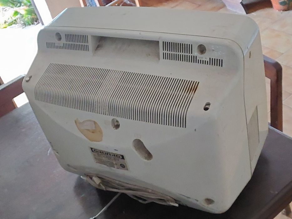 Televisão Antiga Grundig Branca