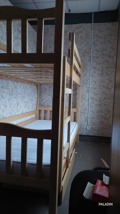 Деревянная двухэтажная кровать