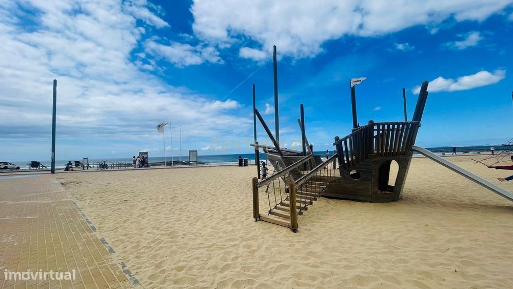 Apartamento T1 junto à Praia|Varanda|Arrecadação|Box