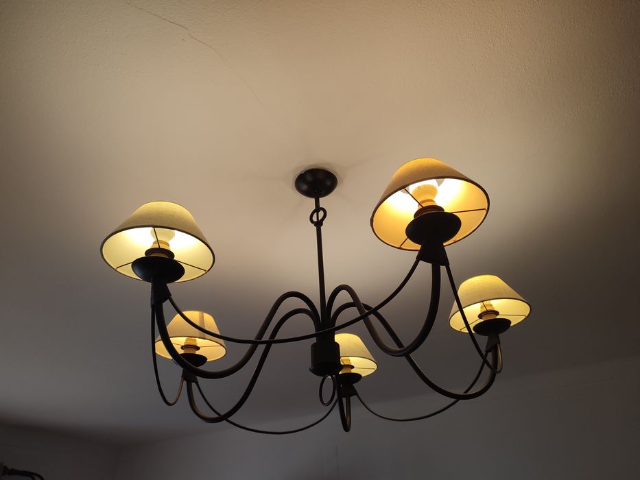 Vendo candeeiro em ferro preto e 5  abajures cremes