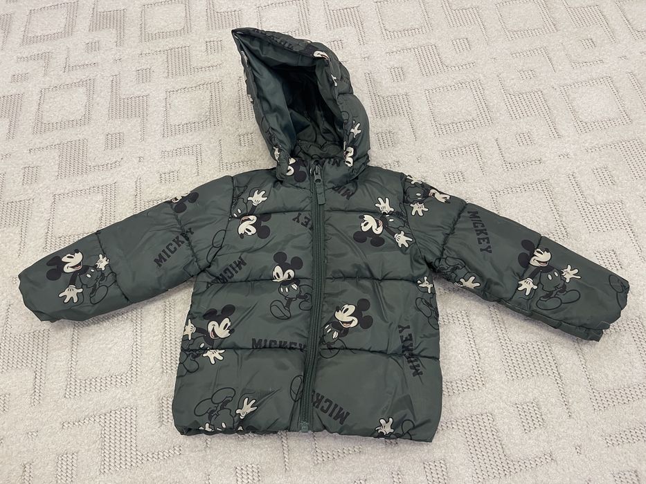 Стильна та легка куртка від H&M (коллекція Disney / Mickey Mouse) для дитини.