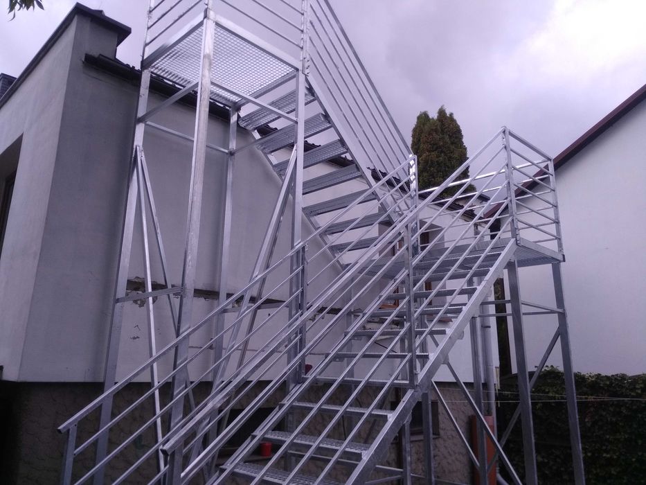 Schody metalowe zewnętrzne z kraty serrated, przemysłowe
