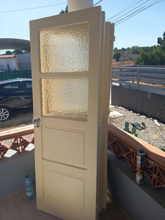 Portas de madeira com dois vidros