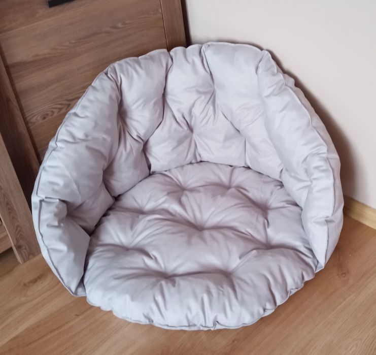 Jasno szara poduszka na huśtawkę typu bocianie gniazdo