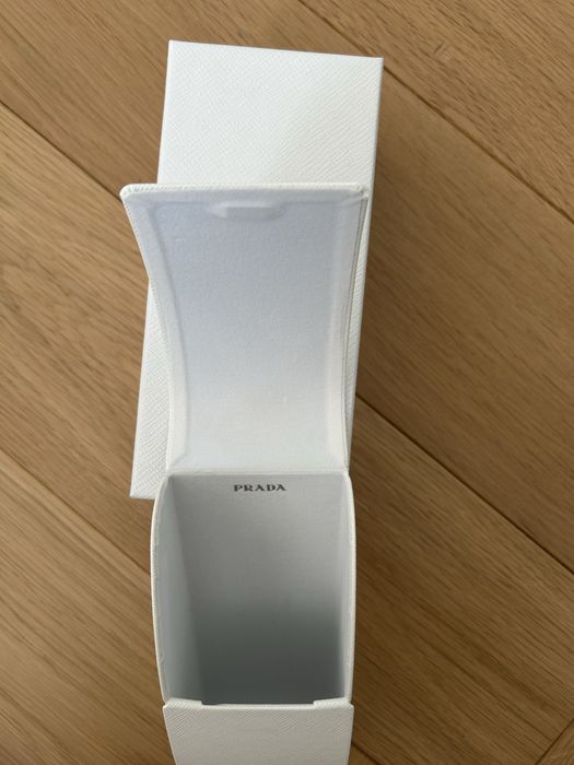 Etui na okulary i pudelko Prada